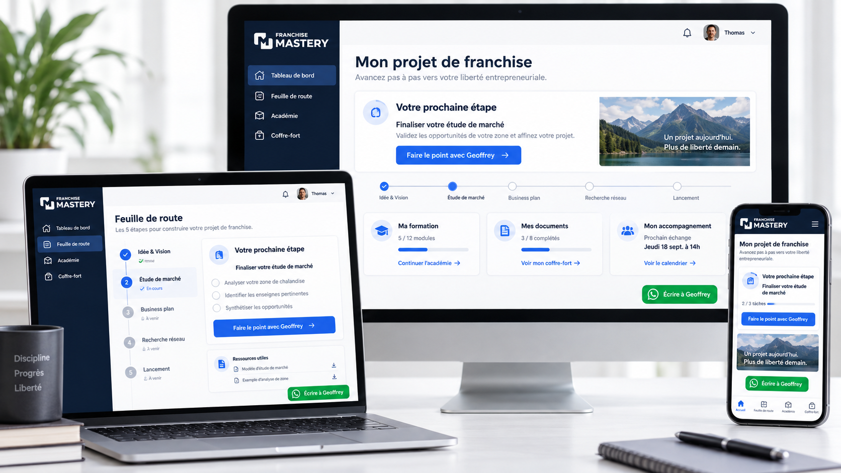 Espace membre Franchise Mastery : tableau de bord sur ordinateur, roadmap sur portable et vue mobile verticale, avec le logo Mastery et un accès WhatsApp à Geoffrey sur chaque écran.